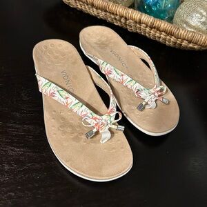 Vionic Bella II Marshmallow Floral Sandals Size 8